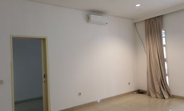 Disewakan Rumah Cantik Murah Rapi di Green Mansion Siap Huni Luas 8x15