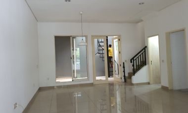 Disewakan Rumah Cantik Murah Rapi di Green Mansion Siap Huni Luas 8x15