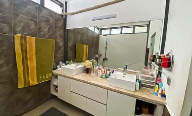 FOR SALE VILLA GARDEN LUAS 3 BANGUNAN KEROBOKAN DEKAT SEMINYAK