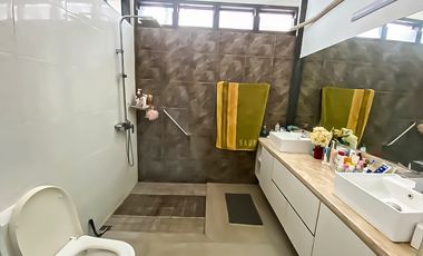 FOR SALE VILLA GARDEN LUAS 3 BANGUNAN KEROBOKAN DEKAT SEMINYAK