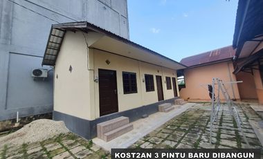 Rumah plus 3pintu toko dan kost di pinggir jl.pramuka banjarmasin