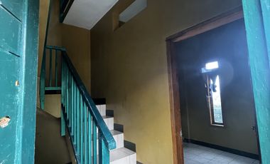 Rumah Villa Beserta Tanah dekat ke Jalan Pembangunan