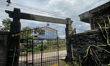 Rumah Villa Beserta Tanah dekat ke Jalan Pembangunan