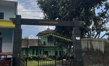 Rumah Villa Beserta Tanah dekat ke Jalan Pembangunan