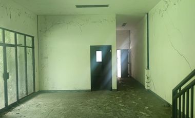 Safe and lock hit tanah