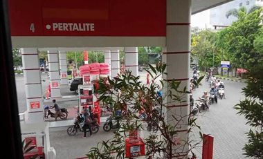 Rumah dan SPBU di Raya Kuta Bali