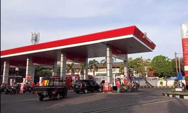 Rumah dan SPBU di Raya Kuta Bali