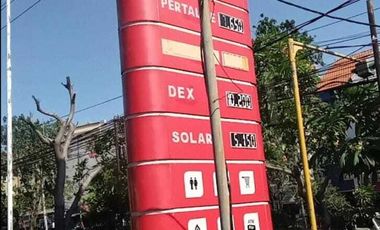 Rumah dan SPBU di Raya Kuta Bali