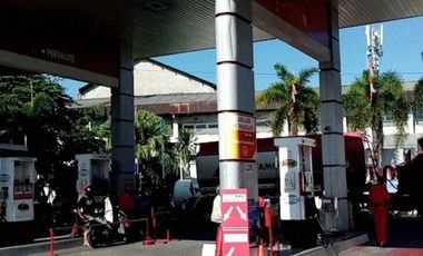 Rumah dan SPBU di Raya Kuta Bali