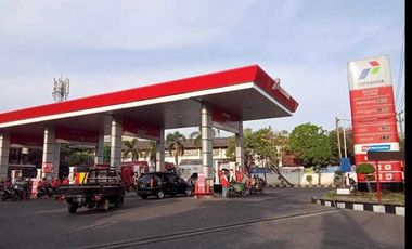 Rumah dan SPBU di Raya Kuta Bali