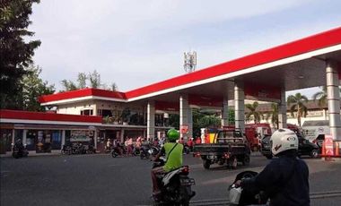 Rumah dan SPBU di Raya Kuta Bali