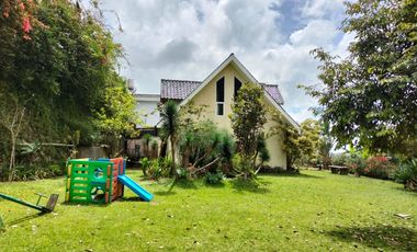 Dijual Segera Villa 2 Lantai di Wisma Coolibah Cimacan