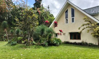 Dijual Segera Villa 2 Lantai di Wisma Coolibah Cimacan