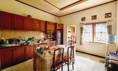 Rumah luas tengah kota Laweyan solo dijual cepat