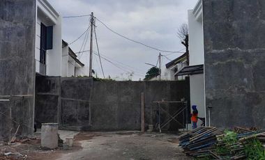 RUMAH BARU MURAH CLUSTER JALAN LEBAR MINIMALIS STRATEGIS DI JAGAKARSA