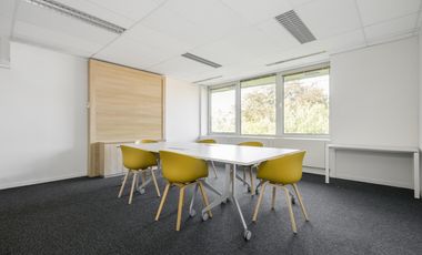 Regus - Bella Terra Lifestyle Center (Kantor Pribadi 1 orang)