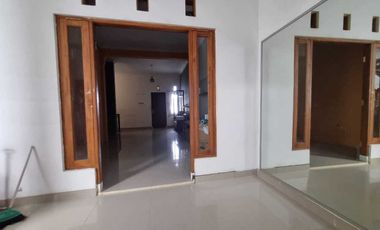 Rumah bagus 2 lantai di seturan dekat banyak kampus