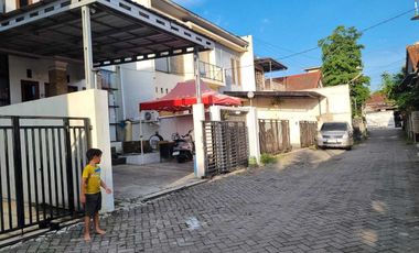 Rumah bagus 2 lantai di seturan dekat banyak kampus