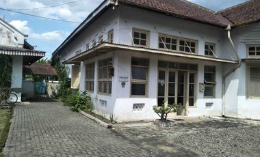 Dijual Cepat Rumah Lama Tanah Luas Samping Polres Madiun Cocok Usaha