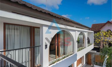 Jual cepat 2 unit  1 villa & 1 semi villa Di Jimbaran bawah
