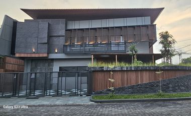 New Tropical House with Waterfall Manyar Kertoadi hook 2lt