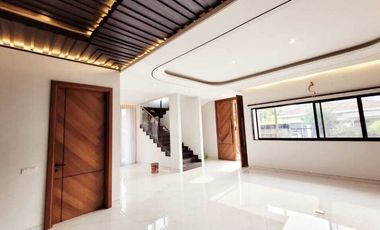 New Tropical House with Waterfall Manyar Kertoadi hook 2lt