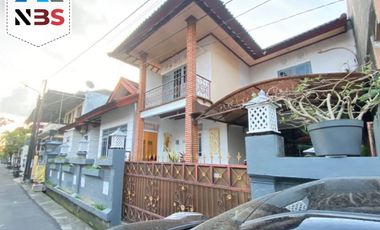 DISEWAKAN RUMAH 2 LANTAI LOKASI STRATEGIS SESETAN DENPASAR SELATAN BALI