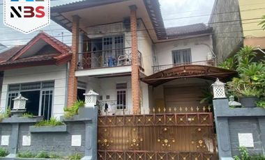 DISEWAKAN RUMAH 2 LANTAI LOKASI STRATEGIS SESETAN DENPASAR SELATAN BALI