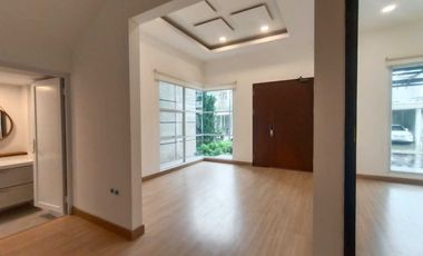 Rumah Mewah Semi Furnshed 3 Lantai Sutera
