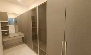 Rumah Mewah Semi Furnshed 3 Lantai Sutera