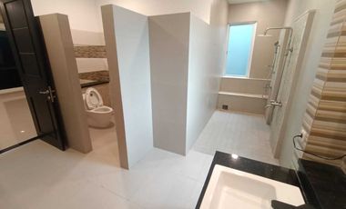 Rumah Mewah Semi Furnshed 3 Lantai Sutera