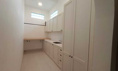 Rumah Mewah Semi Furnshed 3 Lantai Sutera