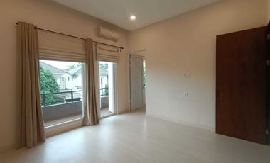 Rumah Mewah Semi Furnshed 3 Lantai Sutera