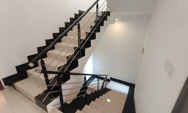 Rumah Mewah Semi Furnshed 3 Lantai Sutera