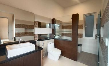 Rumah Mewah Semi Furnshed 3 Lantai Sutera