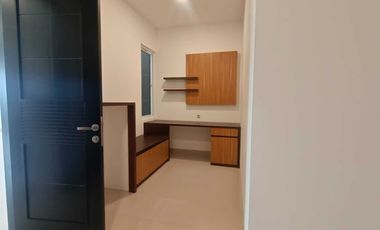 Rumah Mewah Semi Furnshed 3 Lantai Sutera