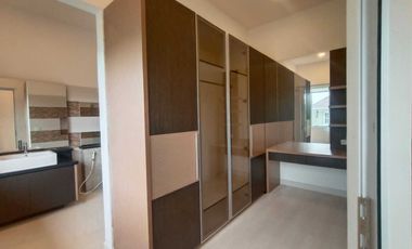 Rumah Mewah Semi Furnshed 3 Lantai Sutera