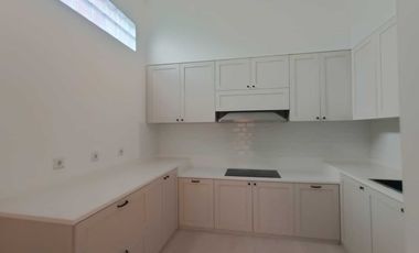 Rumah Mewah Semi Furnshed 3 Lantai Sutera