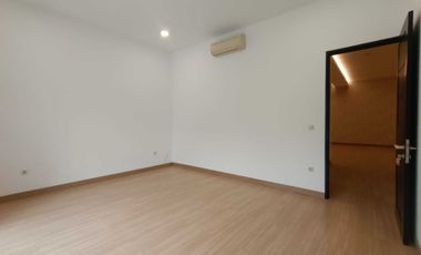 Rumah Mewah Semi Furnshed 3 Lantai Sutera