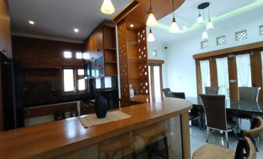 Rumah mewah furnish ada kolam renang pinggir jalan akses tol n bandara