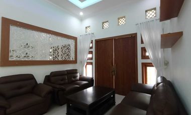 Rumah mewah furnish ada kolam renang pinggir jalan akses tol n bandara