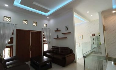 Rumah mewah furnish ada kolam renang pinggir jalan akses tol n bandara