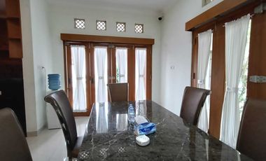 Rumah mewah furnish ada kolam renang pinggir jalan akses tol n bandara