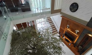 Rumah mewah furnish ada kolam renang pinggir jalan akses tol n bandara