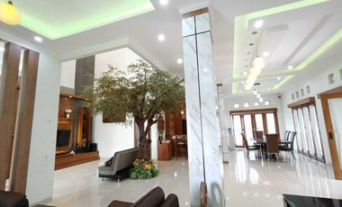 Rumah mewah furnish ada kolam renang pinggir jalan akses tol n bandara