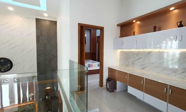 Rumah mewah furnish ada kolam renang pinggir jalan akses tol n bandara