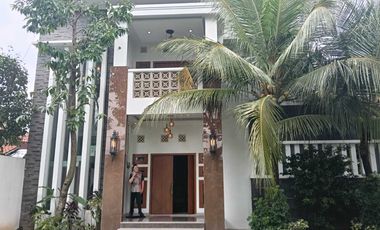 Rumah mewah furnish ada kolam renang pinggir jalan akses tol n bandara