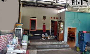 Rumah dekat alun alun dengan pemandangan sawah di banyudono boyolali