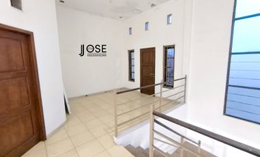 Rumah Luas Bagus 2 lt di Sumber dekat Jalan Raya Manahan Solo Kota