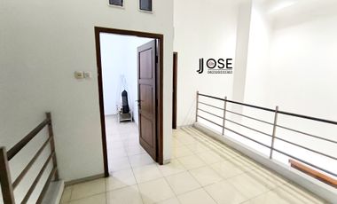 Rumah Luas Bagus 2 lt di Sumber dekat Jalan Raya Manahan Solo Kota